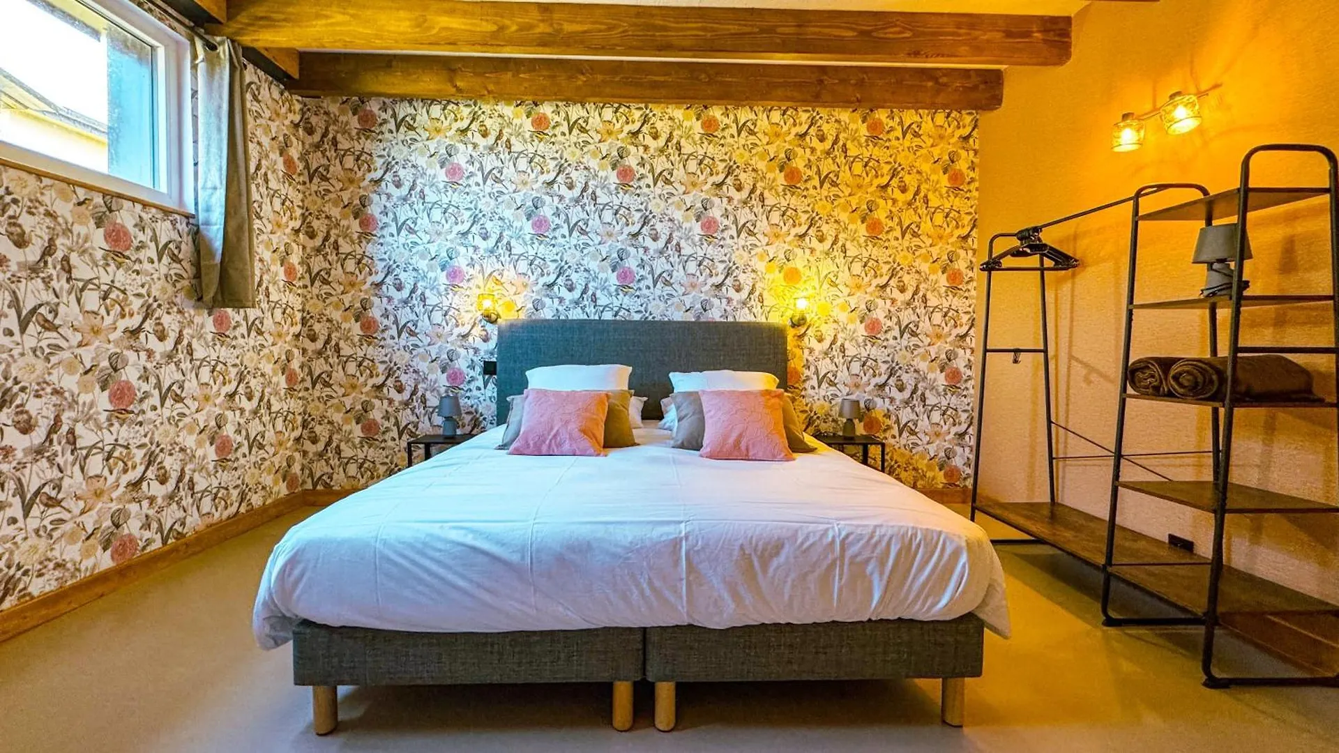 Loft Haut De Gamme Avec Jacuzzi A Trélévern 0*,  Francia